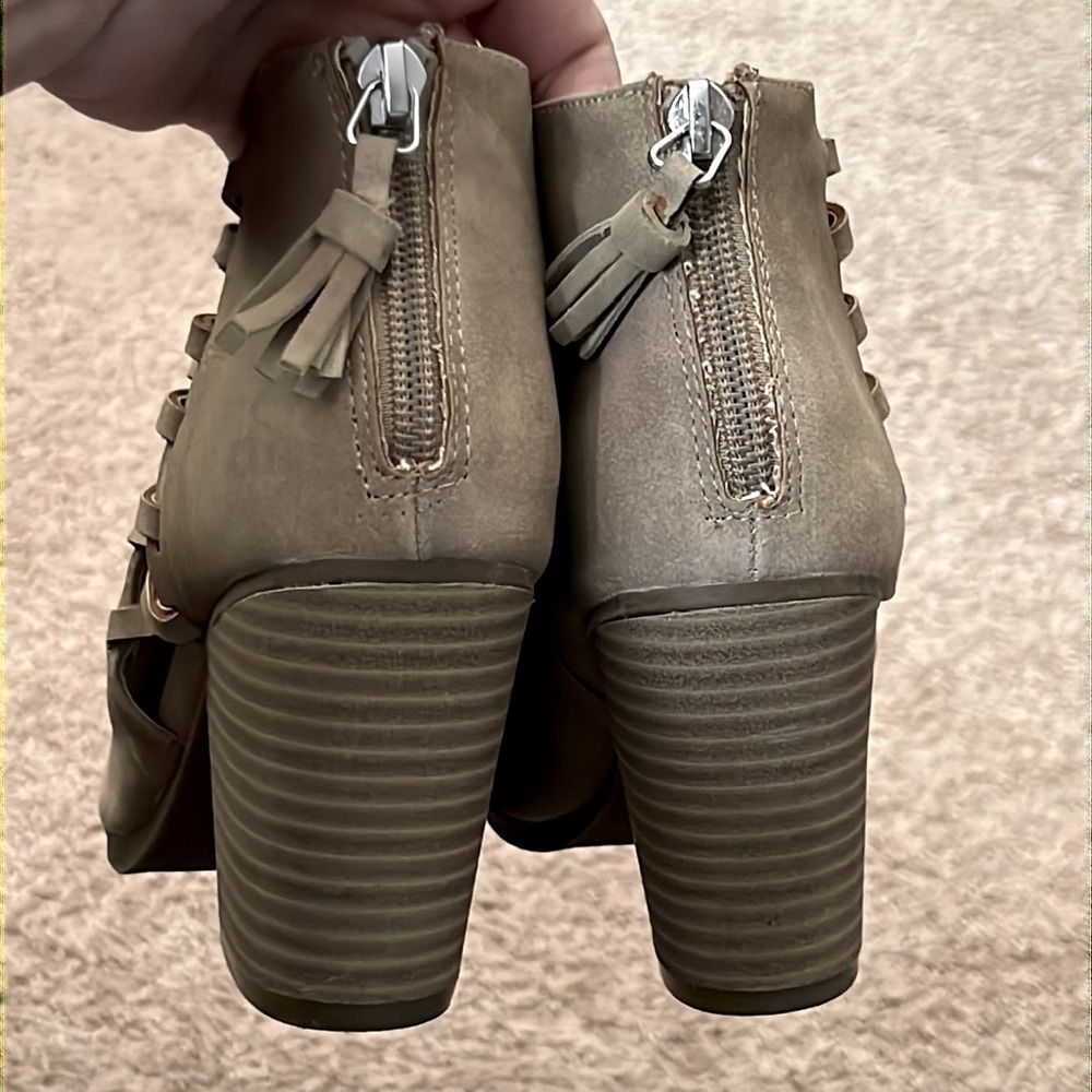 Kenneth Cole Reaction Keep Close tan ankle booties size 6.5 - Picture 3 of 6
